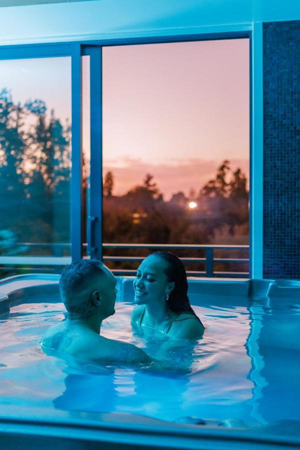 Hidden Lake Hotel & Apartments Cambridge Bagian luar foto